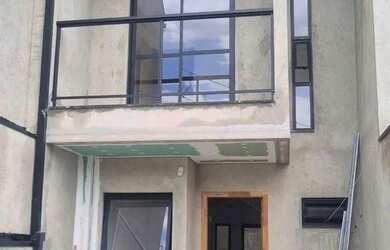 Imagem: A casa possui 3 Dormitórios, 2 Banheiros, 2 Vagas na garagem