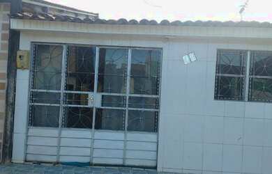 Imagem: A casa possui 4 Dormitórios, 2 Banheiros, 1 Vaga na garagem