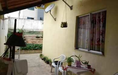 Imagem: A casa possui 3 Dormitórios, 1 Banheiro, 2 Vagas na garagem