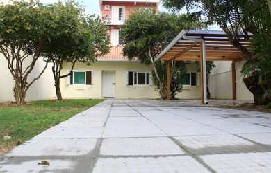 Imagem: A casa possui 2 Dormitórios, 1 Banheiro, 2 Vagas na garagem