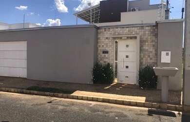 Imagem: A casa possui 3 Dormitórios, 3 Banheiros, 3 Vagas na garagem