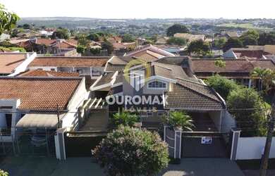 Imagem: A casa possui 4 Dormitórios, 4 Banheiros, 4 Vagas na garagem