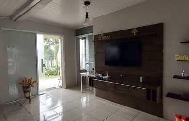 Imagem: A casa possui 2 Dormitórios, 2 Banheiros, 1 Vaga na garagem