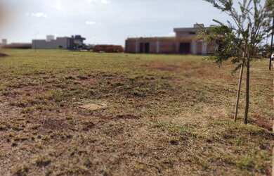 Imagem: O terreno possui 350m² de Área e está localizado em Residenciais