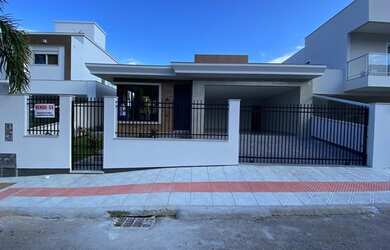 Imagem: A casa e possui 3 Dormitórios, Suítes, 4 Banheiros, 2 Vagas