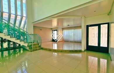 Imagem: A casa possui 4 Dormitórios, 5 Banheiros, 4 Vagas na garagem