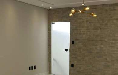 Imagem: A casa possui 4 Dormitórios, 4 Banheiros, 2 Vagas na garagem