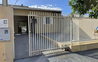 Imagem: A casa possui 3 Dormitórios, 1 Banheiro, 1 Vaga na garagem