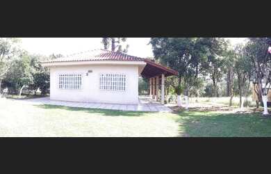 Imagem: A casa possui 2 Dormitórios, 3 Banheiros, 5 Vagas na garagem