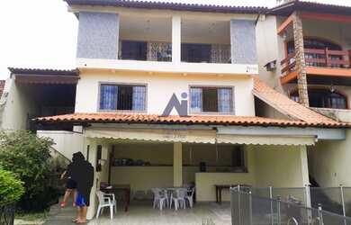 Imagem: A casa possui 3 Dormitórios, 5 Banheiros, 2 Vagas na garagem