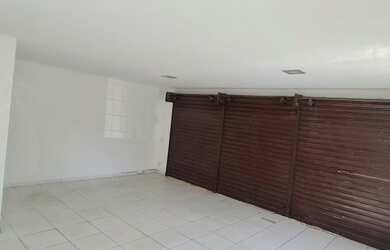 Imagem: O depósito possui 5 Vagas na garagem, 160m² de Área e está