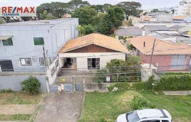 Imagem: A casa possui 3 Dormitórios, 2 Banheiros, 4 Vagas na garagem