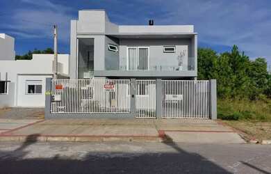 Imagem: A casa e possui 3 Dormitórios, Suítes, 3 Banheiros, 170-0m²