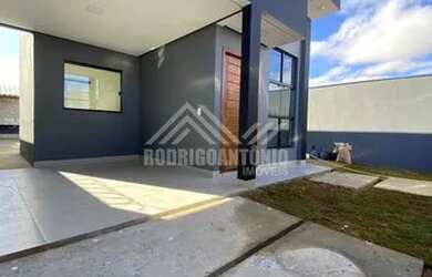 Imagem: A casa possui 3 Dormitórios, 2 Banheiros, 2 Vagas na garagem