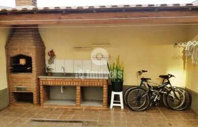 Imagem: A casa possui 3 Dormitórios, 3 Banheiros, 2 Vagas na garagem