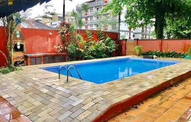 Imagem: A casa possui 4 Dormitórios, 2 Banheiros, 4 Vagas na garagem