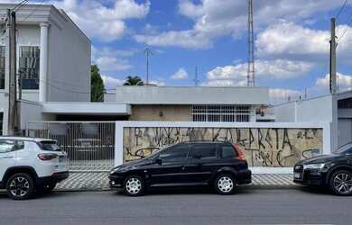 Imagem: A casa possui 3 Dormitórios, 3 Banheiros, 5 Vagas na garagem