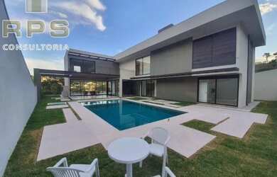 Imagem: A casa em condomínio possui 5 Dormitórios, 5 Banheiros, 4