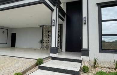 Imagem: A casa em condomínio possui 4 Dormitórios, 4 Banheiros, 4