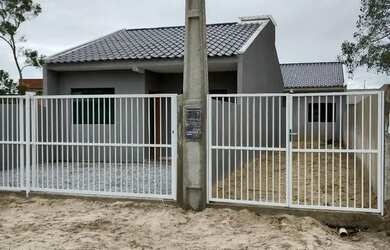 Imagem: A casa possui 2 Dormitórios, 1 Banheiro, 2 Vagas na garagem