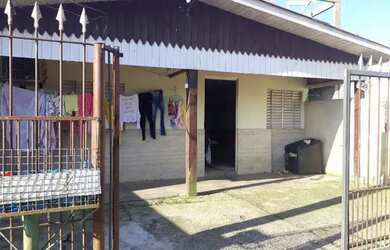 Imagem: A casa possui 2 Dormitórios, 1 Banheiro, 1 Vaga na garagem