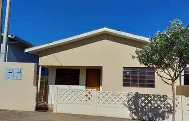 Imagem: A casa possui 3 Dormitórios, 1 Banheiro, 90m² de Área e