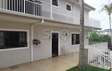 Imagem: A casa possui 4 Dormitórios, 5 Banheiros, 5 Vagas na garagem