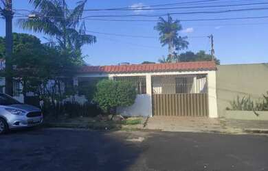 Imagem: A casa possui 2 Dormitórios, 2 Banheiros, 3 Vagas na garagem