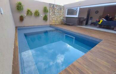 Imagem: A casa possui 3 Dormitórios, 3 Banheiros, 2 Vagas na garagem