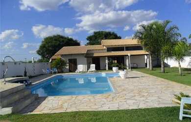 Imagem: A casa possui 3 Dormitórios, 1 Banheiro, 3 Vagas na garagem