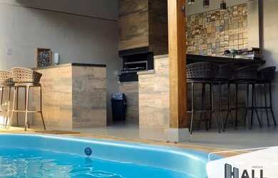 Imagem: A casa possui 3 Dormitórios, 3 Banheiros, 3 Vagas na garagem