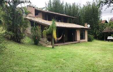 Imagem: A casa possui 3 Dormitórios, 2 Banheiros, 2 Vagas na garagem