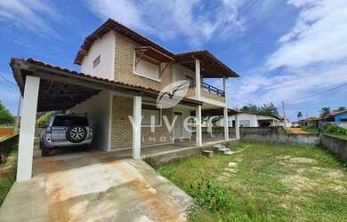 Imagem: A casa possui 3 Dormitórios, 2 Banheiros, 4 Vagas na garagem
