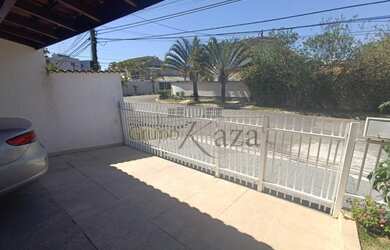 Imagem: A casa em condomínio possui 4 Dormitórios, 5 Banheiros, 2