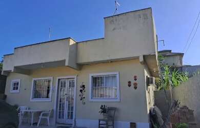 Imagem: A casa possui 1 Dormitório, 1 Banheiro, 5 Vagas na garagem