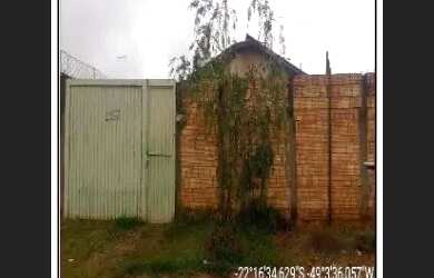 Imagem: A casa possui 1 Dormitório, 1 Banheiro, 1 Vaga na garagem e