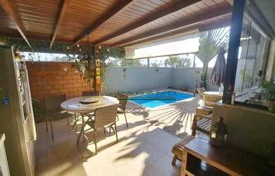 Imagem: A casa em condomínio possui 3 Dormitórios, 2 Banheiros, 4