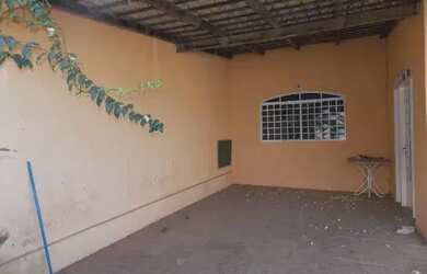 Imagem: A casa possui 4 Dormitórios, 1 Banheiro, 1 Vaga na garagem