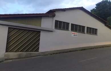 Imagem: A casa possui 3 Dormitórios, 3 Banheiros, 2 Vagas na garagem