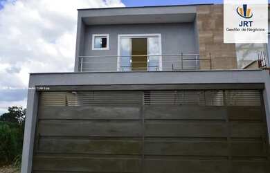 Imagem: A casa possui 3 Dormitórios, 2 Banheiros, 2 Vagas na garagem