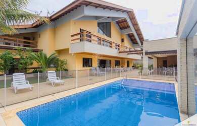 Imagem: A casa em condomínio possui 4 Dormitórios, 5 Banheiros, 5