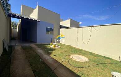 Imagem: A casa possui 3 Dormitórios, 3 Banheiros, 2 Vagas na garagem