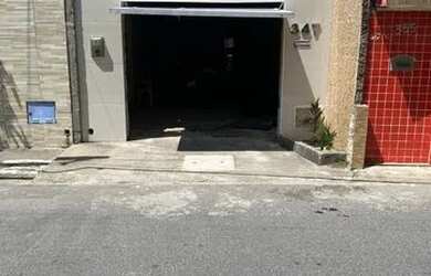 Imagem: A casa possui 1 Dormitório, 2 Banheiros, 2 Vagas na garagem