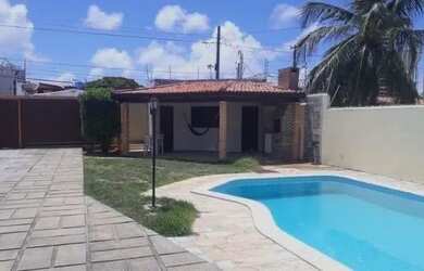 Imagem: A casa possui 3 Dormitórios, 2 Banheiros e está localizado