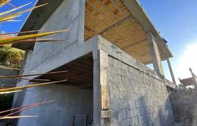 Imagem: A casa possui 3 Dormitórios, 3 Banheiros, 4 Vagas na garagem