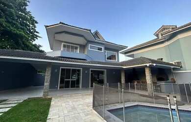 Imagem: A casa em condomínio possui 4 Dormitórios, 4 Banheiros, 2