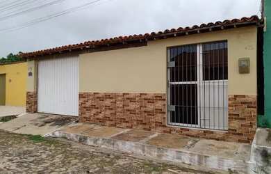 Imagem: A casa possui 3 Dormitórios, 1 Banheiro, 2 Vagas na garagem