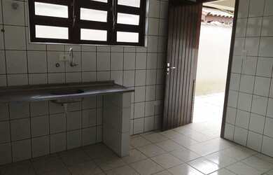 Imagem: A casa possui 2 Dormitórios, 1 Banheiro, 2 Vagas na garagem