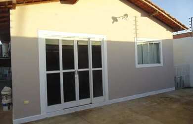 Imagem: A casa possui 3 Dormitórios, 3 Banheiros, 2 Vagas na garagem