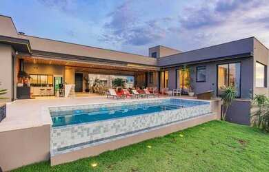 Imagem: A casa em condomínio possui 5 Dormitórios, 5 Banheiros, 4